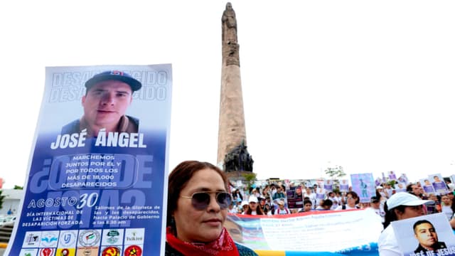 Una mujer sostiene una pancarta con una tarjeta de búsqueda de su familiar desaparecido durante una manifestación por el Día Internacional de los Desaparecidos en Guadalajara, Jalisco, México, el 30 de agosto de 2025. México tiene más de 130,000 personas desaparecidas, siendo Jalisco el estado con el mayor número de desapariciones. (Ulises Ruiz/AFP vía Getty Images)

