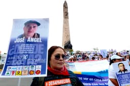 Una mujer sostiene una pancarta con una tarjeta de búsqueda de su familiar desaparecido durante una manifestación por el Día Internacional de los Desaparecidos en Guadalajara, Jalisco, México, el 30 de agosto de 2025. México tiene más de 130,000 personas desaparecidas, siendo Jalisco el estado con el mayor número de desapariciones. (Ulises Ruiz/AFP vía Getty Images)

