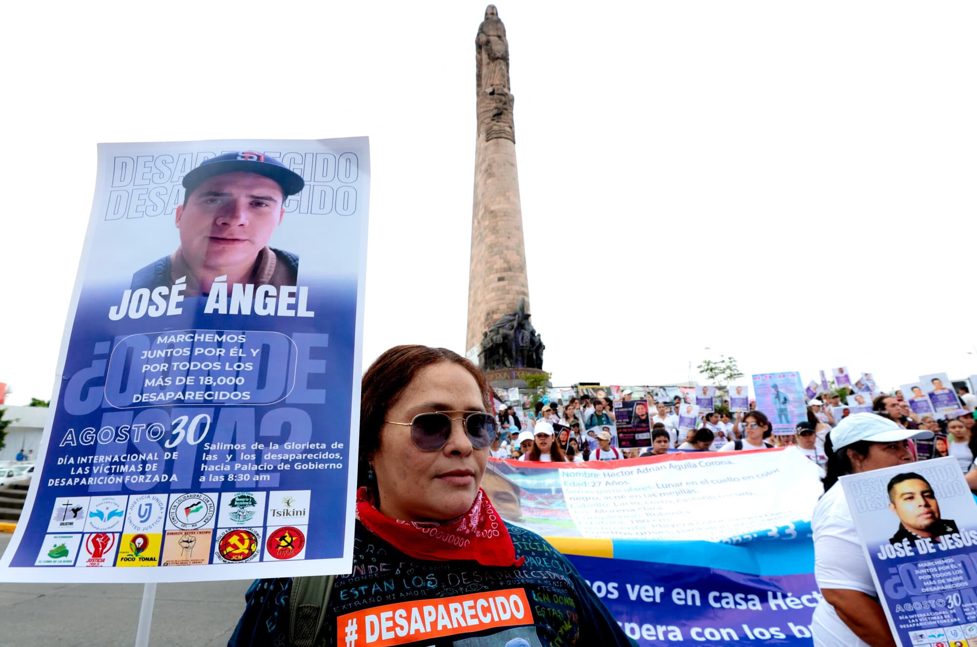 Una mujer sostiene una pancarta con una tarjeta de búsqueda de su familiar desaparecido durante una manifestación por el Día Internacional de los Desaparecidos en Guadalajara, Jalisco, México, el 30 de agosto de 2025. México tiene más de 130,000 personas desaparecidas, siendo Jalisco el estado con el mayor número de desapariciones. (Ulises Ruiz/AFP vía Getty Images)


