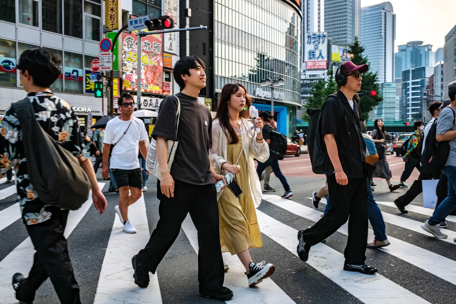 Un peatón camina con un ventilador portátil en un día caluroso en medio de una ola de calor en el distrito Shinjuku de Tokio, el 30 de agosto de 2025. (Philip Fong/AFP vía Getty Images)