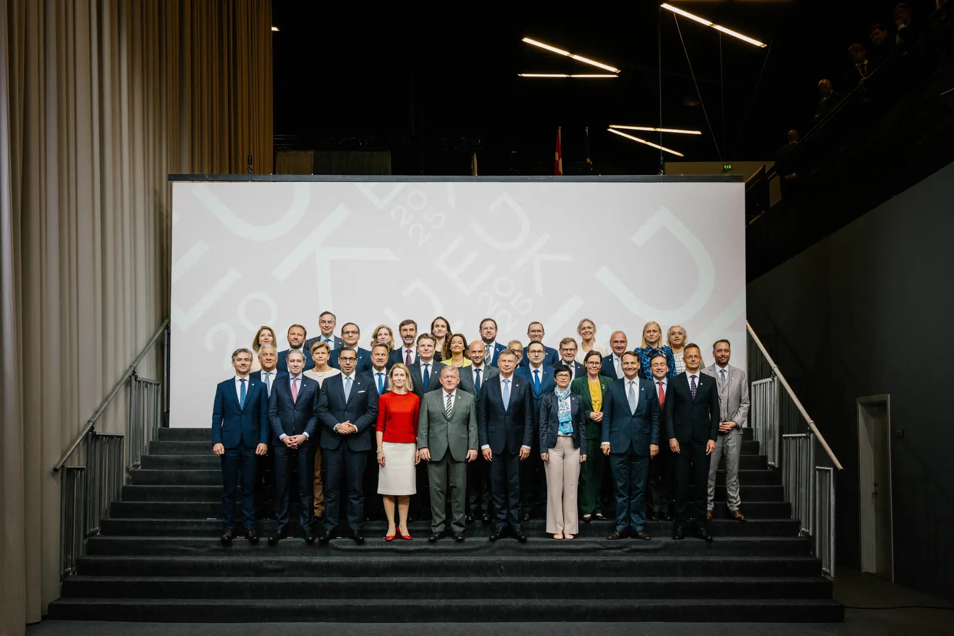 El ministro de Asuntos Exteriores de Dinamarca, Lars Lokke Rasmussen (primera fila, 5.ª izq.), y la alta representante de la UE y vicepresidenta de Asuntos Exteriores y Política de Seguridad, Kaja Kallas (primera fila, 4.ª izq.), posan con representantes para una foto familiar durante una reunión informal de ministros de Asuntos Exteriores de la UE en Copenhague, Dinamarca, el 30 de agosto de 2025. (Emil Nicolai Helms/Ritzau Scanpix/AFP vía Getty Images)