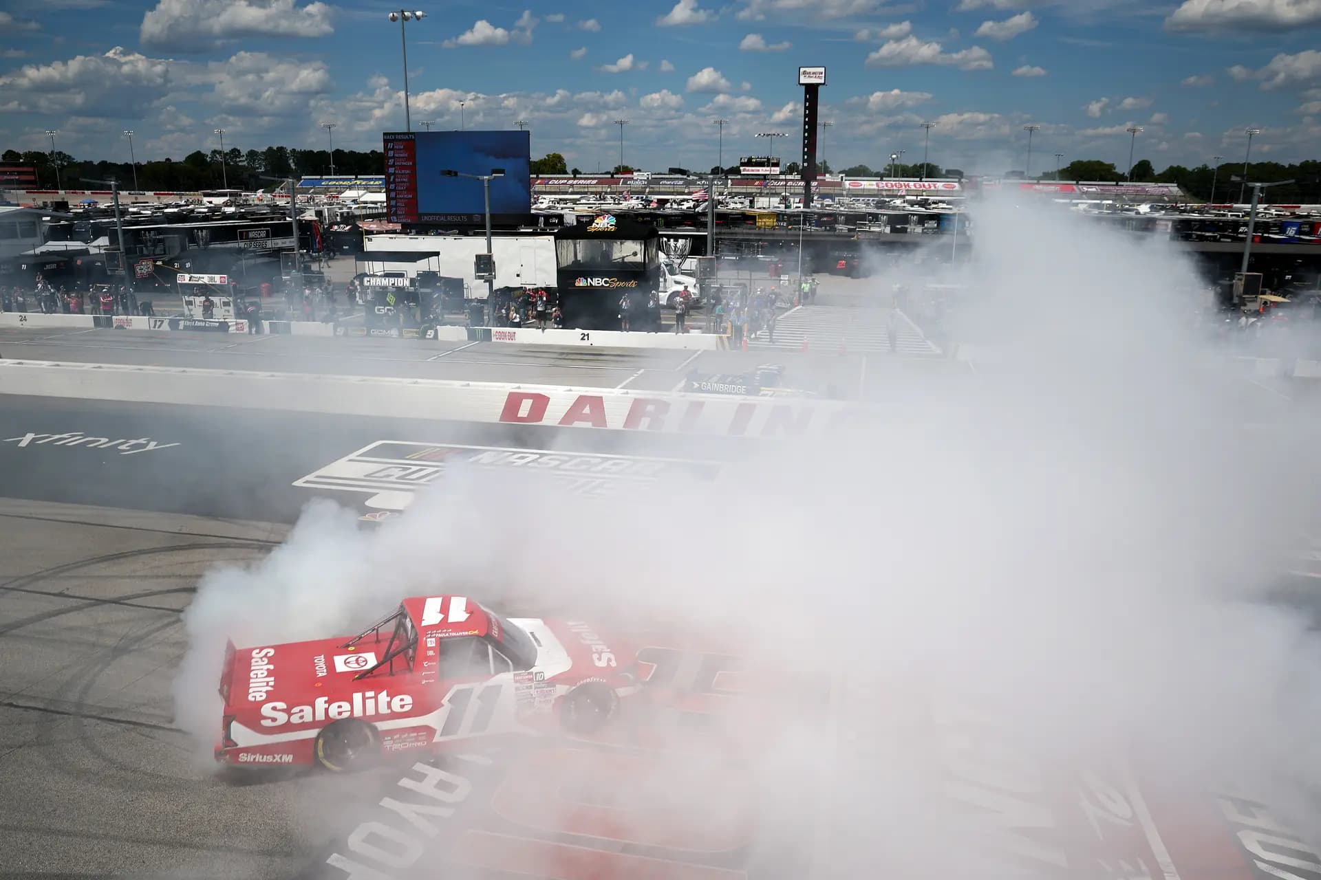Corey Heim, piloto del Toyota n.° 11 de Safelite, celebra con un quemado de neumáticos tras ganar la carrera Sober or Slammer 200 de la NASCAR Craftsman Truck Series en el Darlington Raceway de Darlington, Carolina del Sur, el 30 de agosto de 2025. (Jared C. Tilton/Getty Images)