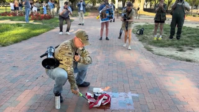 Departamento de Justicia procesa a hombre que quemó bandera estadounidense como protesta