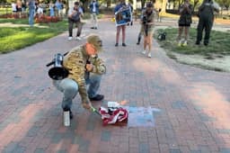 Un hombre quema una bandera estadounidense frente a la Casa Blanca el 25 de agosto de 2025. CNN