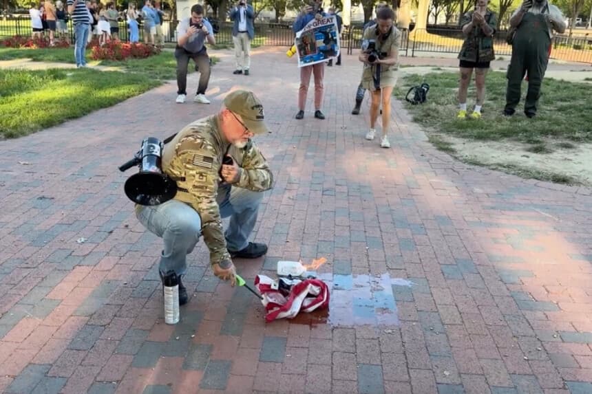 Un hombre quema una bandera estadounidense frente a la Casa Blanca el 25 de agosto de 2025. CNN