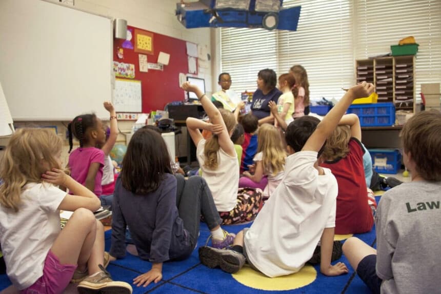 En esta foto de archivo, unos niños asisten a clase en una escuela primaria metropolitana de Atlanta. CDC/Unsplash