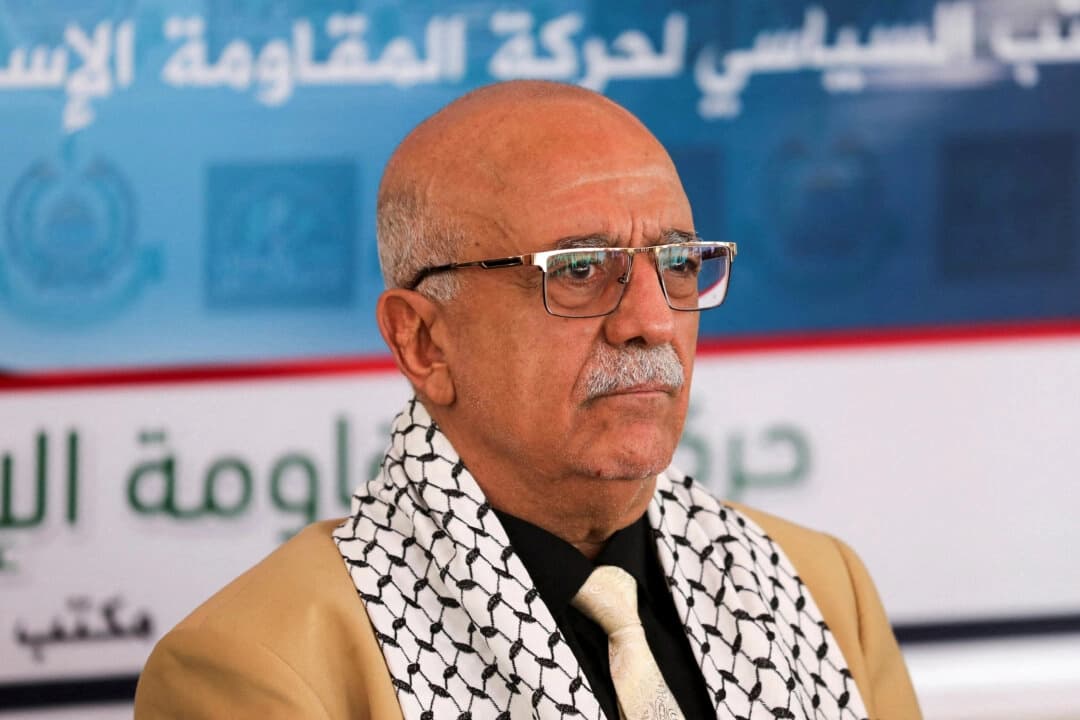 El jefe del gobierno liderado por los hutíes, Ahmad al-Rahawi, observa durante una visita de funcionarios del gobierno hutí a la oficina de Hamás en Saná, Yemen, el 19 de agosto de 2024. (Khaled Abdullah/Reuters)
