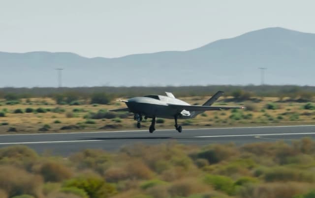 Un avión de combate colaborativo YFQ-42A despega durante una prueba de vuelo en un campo de pruebas de California. (Fuerza Aérea de EE. UU.)