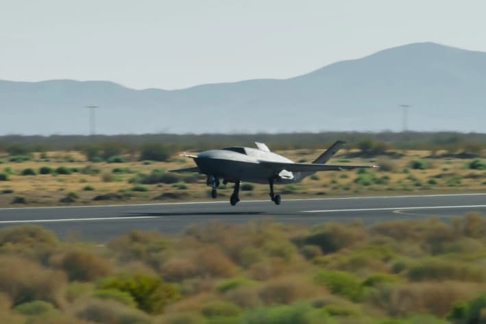 Un avión de combate colaborativo YFQ-42A despega durante una prueba de vuelo en un campo de pruebas de California. (Fuerza Aérea de EE. UU.)