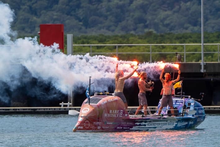 Los hermanos escoceses Ewan, Jamie y Lachlan Maclean reaccionan tras completar su travesía récord en canoa desde Perú a través del Océano Pacífico hasta Cairns, Australia, el 30 de agosto de 2025. (Nuno Avendano/AAP Imagen vía AP)