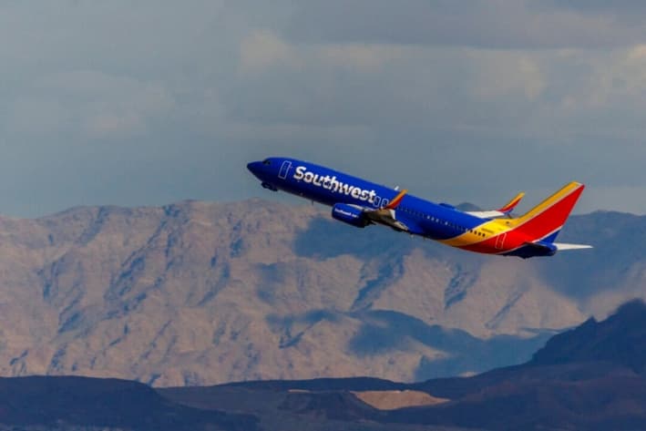 Un avión comercial de Southwest despega del Aeropuerto Internacional de Las Vegas, en Nevada, el 8 de febrero de 2024. (Mike Blake/Reuters)