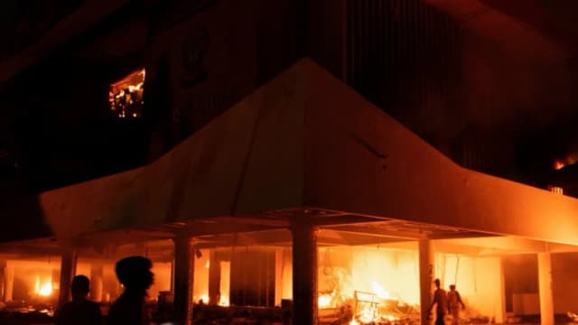 El presidente de Indonesia cancela su viaje a China mientras continúan las protestas en su país