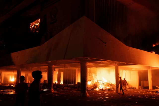 El presidente de Indonesia cancela su viaje a China mientras continúan las protestas en su país