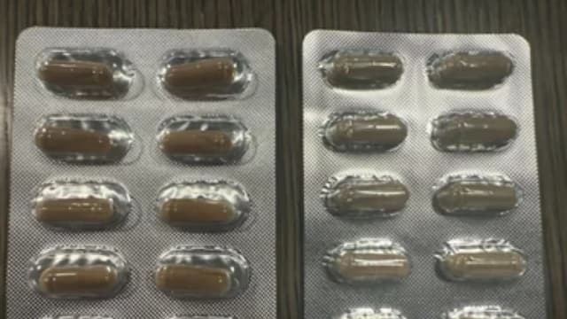 Imagen de las cápsulas Green Lumber, las auténticas a la izquierda y las falsificadas a la derecha. (FDA)