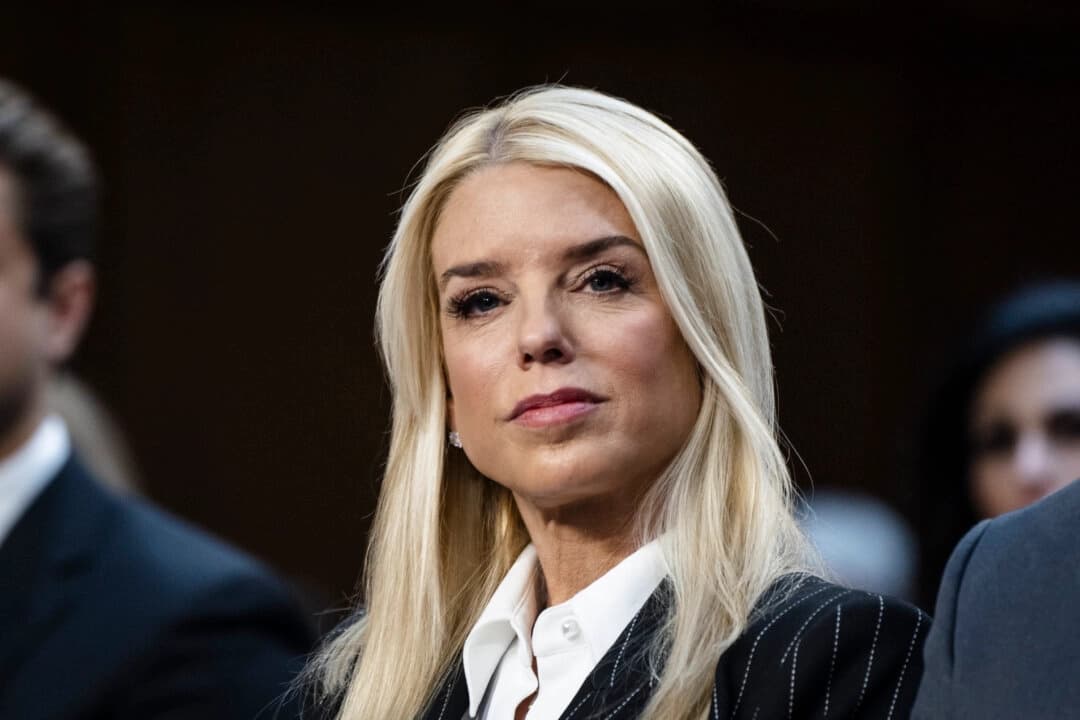 La entonces candidata a Fiscal General, Pamela Bondi, testifica ante el Comité Judicial del Senado en el Capitolio, Washington, el 15 de enero de 2025. (Madalina Vasiliu/The Epoch Times)