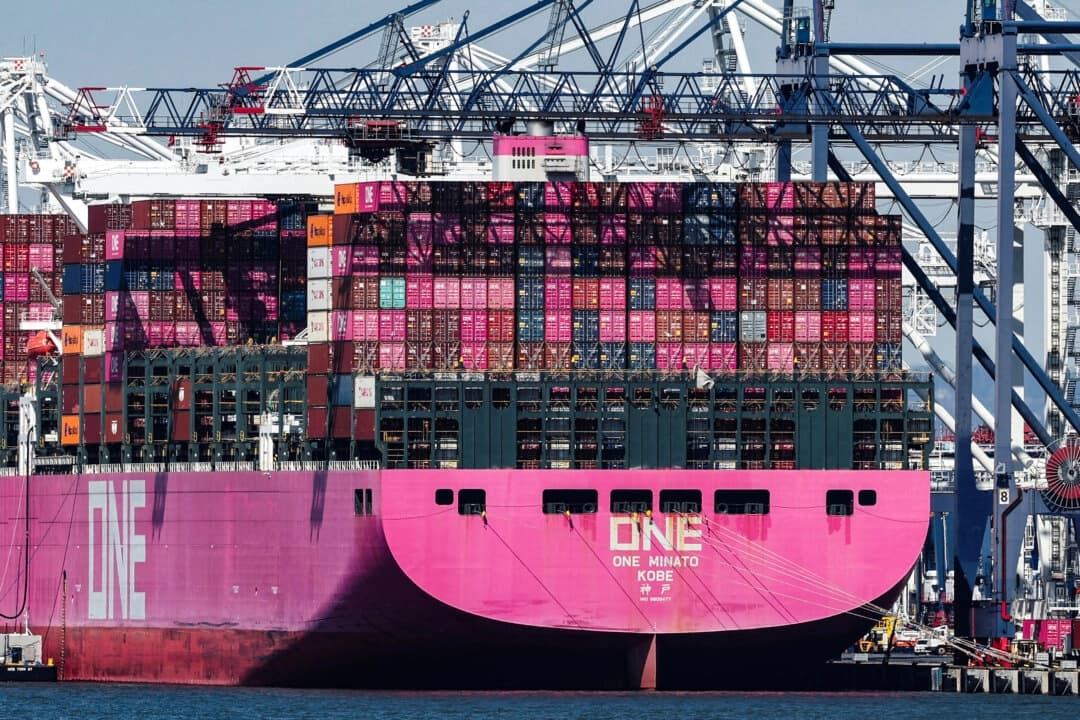 Contenedores apilados en la cubierta del buque de carga One Minato en Port Liberty, Nueva York, en el distrito de Staten Island de la ciudad de Nueva York, el 2 de abril de 2025. (Jeenah Moon/Reuters)