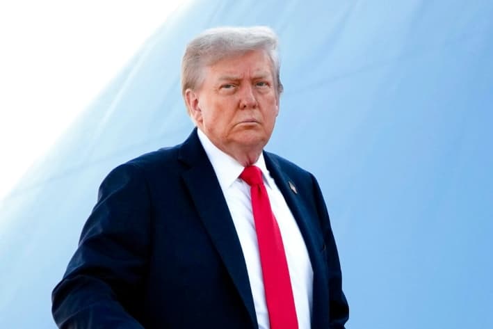 El presidente Donald Trump sube al Air Force One en la Base Conjunta Andrews, Maryland, el 15 de agosto de 2025. (Andrew Harnik/Getty Images)