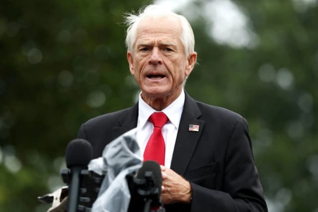 Peter Navarro, asesor principal de la Casa Blanca para comercio y manufactura, habla con periodistas afuera del Ala Oeste de la Casa Blanca, el 21 de agosto de 2025. (Anna Moneymaker/Getty Images)