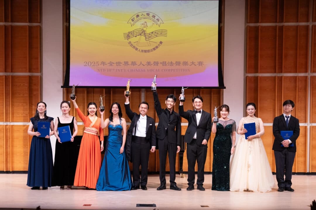 Ganadores de los premios del 10º Concurso Internacional de Canto Chino de NTD en el Merkin Hall del Kaufman Music Center de Nueva York el 31 de agosto de 2025. (Larry Dye/The Epoch Times)