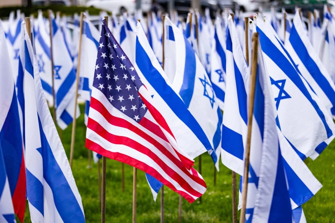 Banderas de Estados Unidos e Israel ondean en Beverly Hills, California, el 25 de abril de 2024. (John Fredricks/The Epoch Times)
