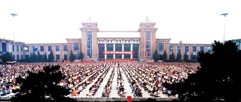 Un numeroso grupo de practicantes de Falun Gong practican los ejercicios de su disciplina en la ciudad de Shenyang, China, antes de que comenzara la persecución de la práctica. (Minghui.org)