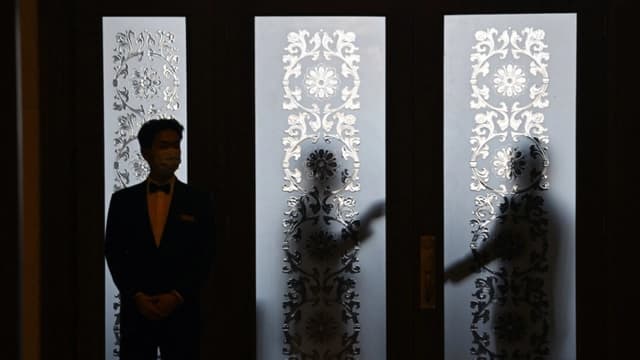 Guardias de seguridad detrás de una puerta de cristal durante la 14.ª Asamblea Popular Nacional (APN) en Beijing, el 6 de marzo de 2024. (Greg Baker/AFP a través de Getty Images)

