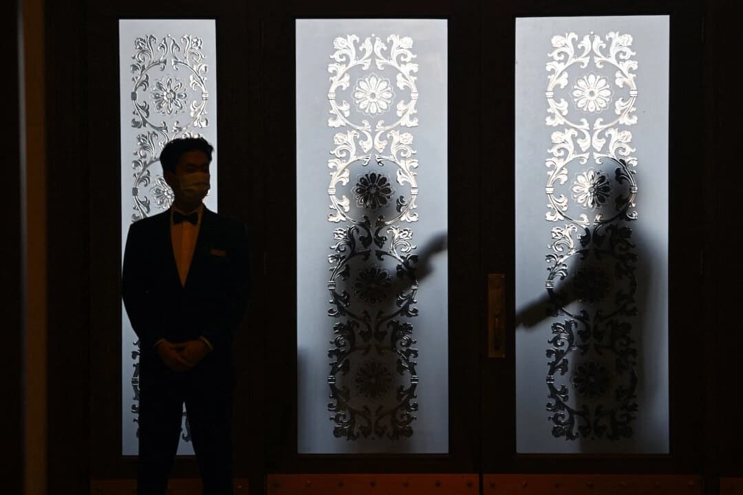Guardias de seguridad detrás de una puerta de cristal durante la 14.ª Asamblea Popular Nacional (APN) en Beijing, el 6 de marzo de 2024. (Greg Baker/AFP a través de Getty Images)
