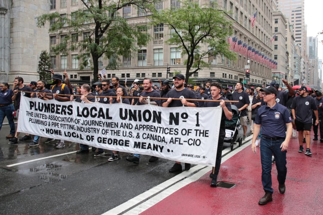 Fontaneros salen a la calle durante el desfile del Día del Trabajo por la Quinta Avenida de Nueva York el 7 de septiembre de 2024. (Richard Moore/The Epoch Times)