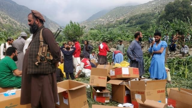 Trabajadores de defensa civil, habitantes locales y soldados del ejército se preparan para evacuar a las víctimas heridas de un terremoto que causó cientos de muertos y destruyó numerosas aldeas en el este de Afganistán, en Mazar Dara, provincia de Kunar, el 1 de septiembre de 2025. (Hedayat Shah/AP Photo)
