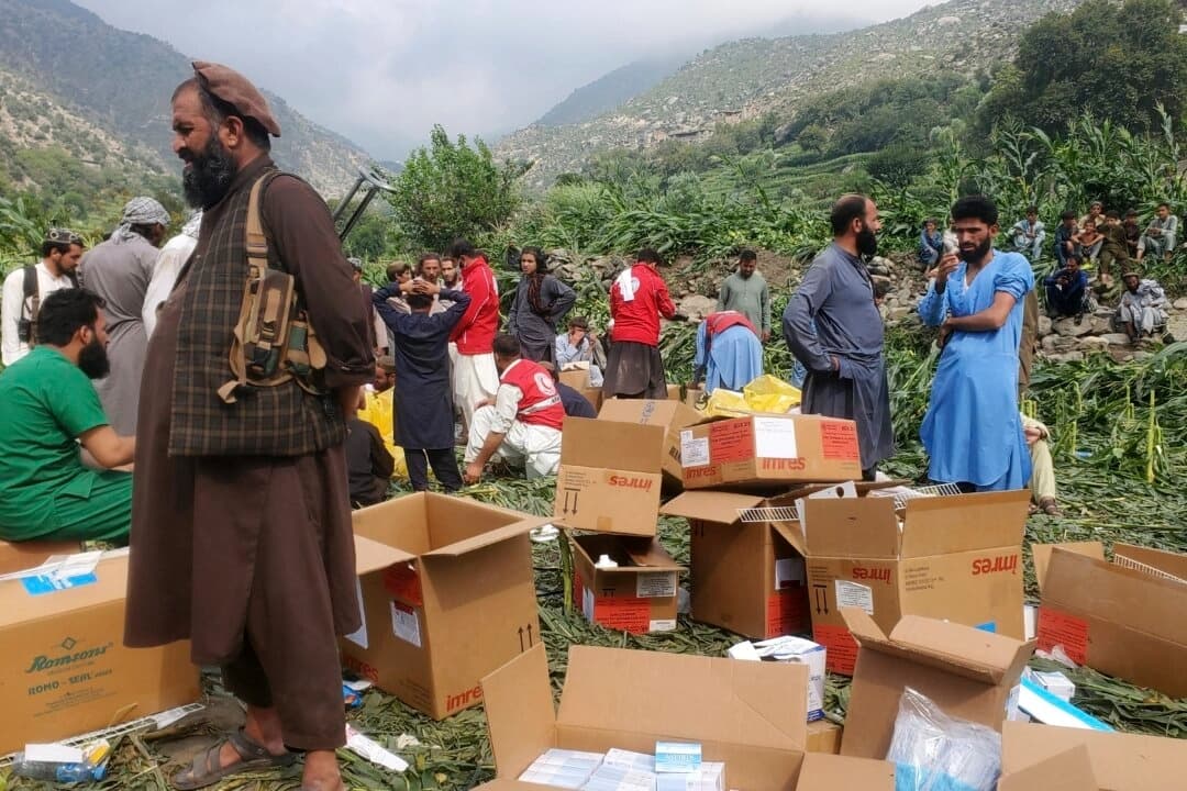 Trabajadores de defensa civil, habitantes locales y soldados del ejército se preparan para evacuar a las víctimas heridas de un terremoto que causó cientos de muertos y destruyó numerosas aldeas en el este de Afganistán, en Mazar Dara, provincia de Kunar, el 1 de septiembre de 2025. (Hedayat Shah/AP Photo)
