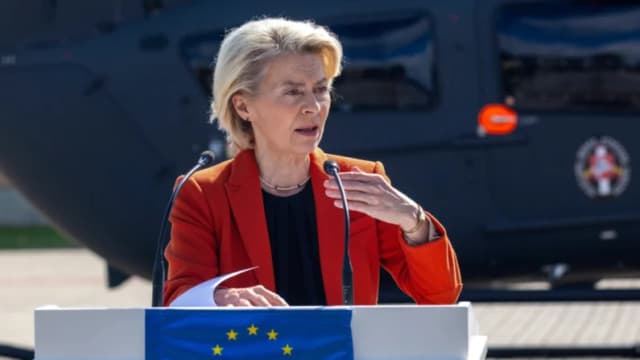 La presidenta de la Comisión Europea, Ursula von der Leyen, habla durante una rueda de prensa conjunta con el presidente lituano, Gitanas Nauseda,  el 1 de septiembre de 2025. (Mindaugas Kulbis/AP Photo)