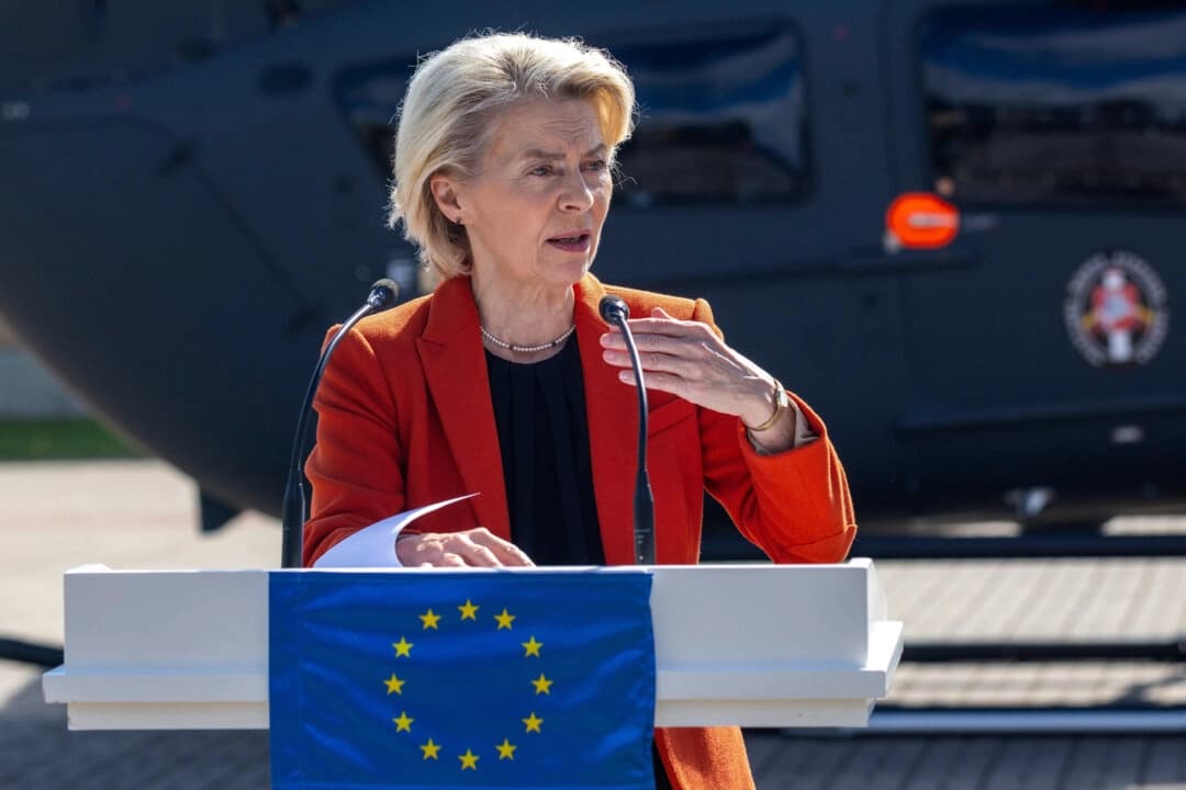 La presidenta de la Comisión Europea, Ursula von der Leyen, habla durante una rueda de prensa conjunta con el presidente lituano, Gitanas Nauseda, en la Escuela de Guardias Fronterizos, situada en la frontera entre Lituania y Bielorrusia, cerca de la localidad de Medininkai, al este de la capital, Vilna, Lituania, el 1 de septiembre de 2025. (Mindaugas Kulbis/AP Photo)