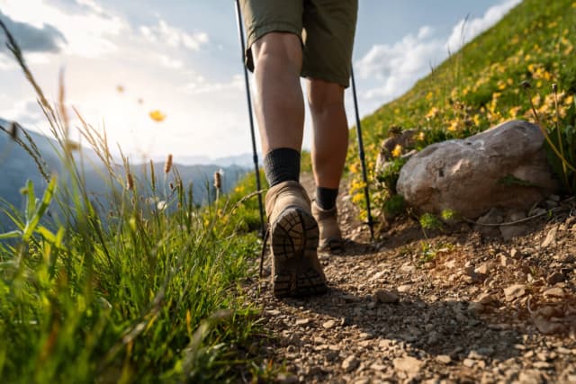 Un pequeño cambio en la forma de caminar ayudaría a tratar la osteoartritis de rodilla, dice estudio