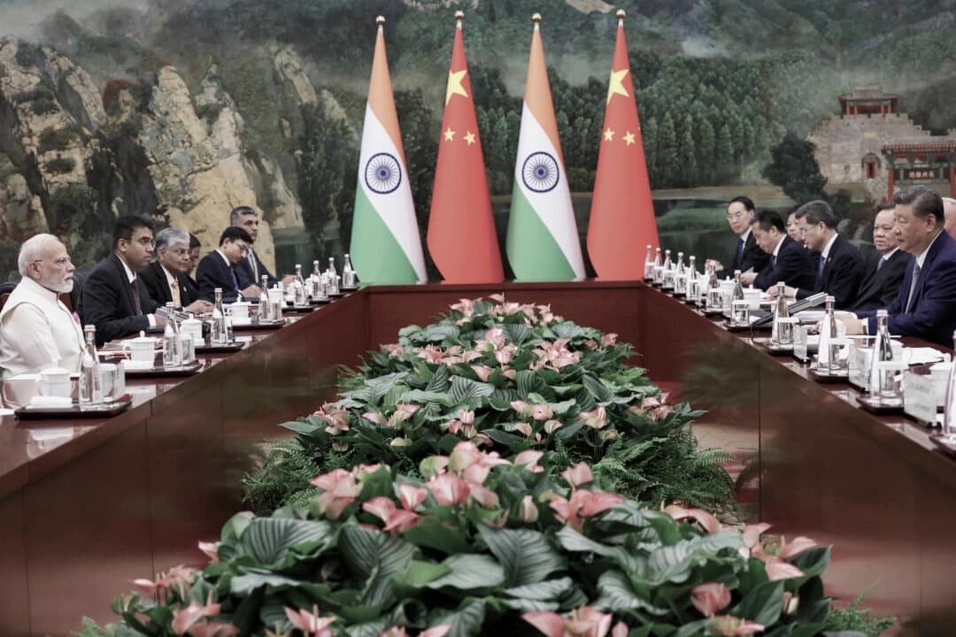El primer ministro indio, Narendra Modi (izquierda), y el líder chino, Xi Jinping (derecha), mantienen una reunión al margen de la cumbre de la Organización de Cooperación de Shanghái (OCS) en Tianjin, China, el 31 de agosto de 2025. (Oficina del primer ministro indio a través de AP)