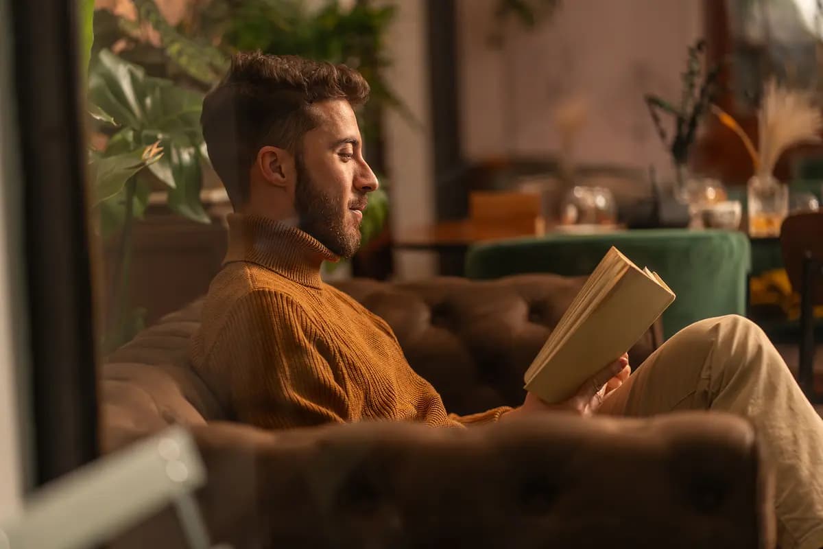 Desconectarnos de los dispositivos y leer libros escritos por seres humanos nos recuerda la profundidad del pensamiento y las emociones que la tecnología no puede replicar. (Lomb/Shutterstock)