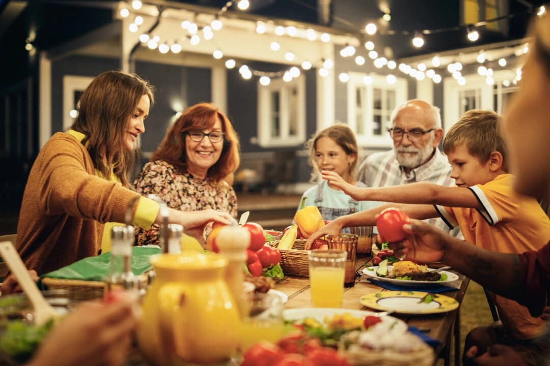Las comidas compartidas y las conversaciones en persona son fundamentales para fomentar una compañía genuina. (Gorodenkoff/Shutterstock)