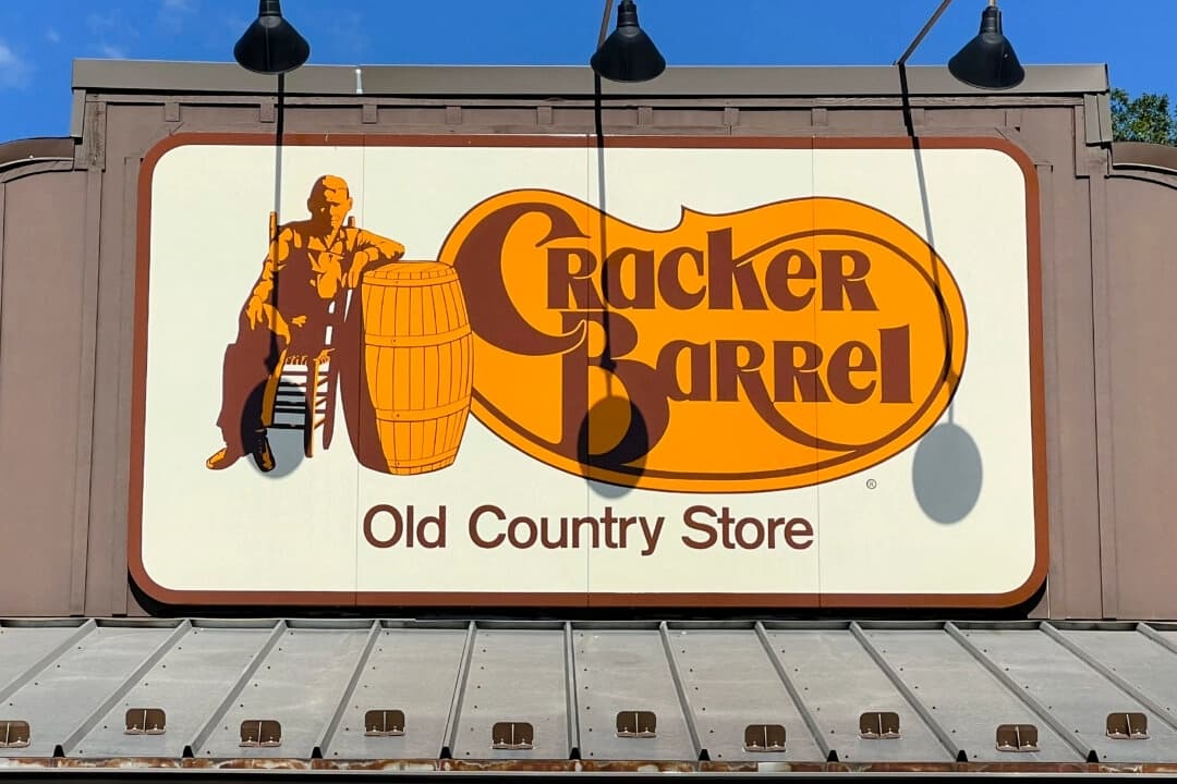 El logotipo de Cracker Barrel Old Country Store aparece en un gran letrero en el techo de Mount Arlington, Nueva Jersey, el 22 de agosto de 2025. (Foto de GREGORY WALTON/AFP a través de Getty Images)