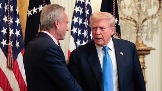 El presidente Donald Trump saluda al secretario de Servicios Humanos, Robert F. Kennedy Jr., antes de hablar en un evento sobre tecnología sanitaria en la Sala Este de la Casa Blanca el 30 de julio de 2025. Anna Moneymaker/Getty Images