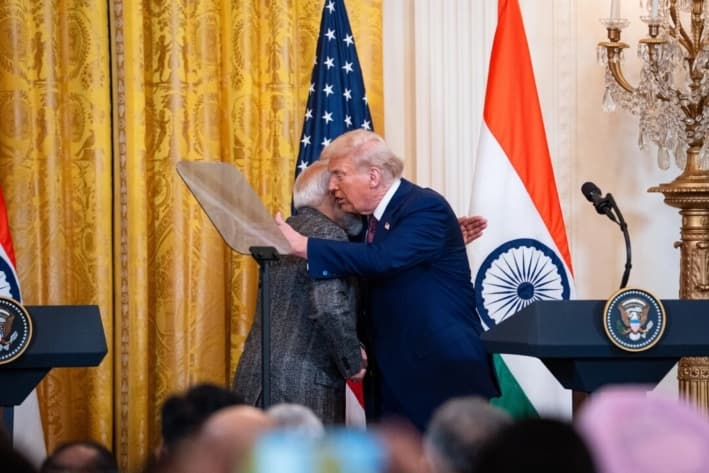El primer ministro indio, Narendra Modi, y el presidente estadounidense, Donald Trump, se saludan durante una conferencia de prensa en la Casa Blanca, en Washington, el 13 de febrero de 2025. (Madalina Vasiliu/The Epoch Times)