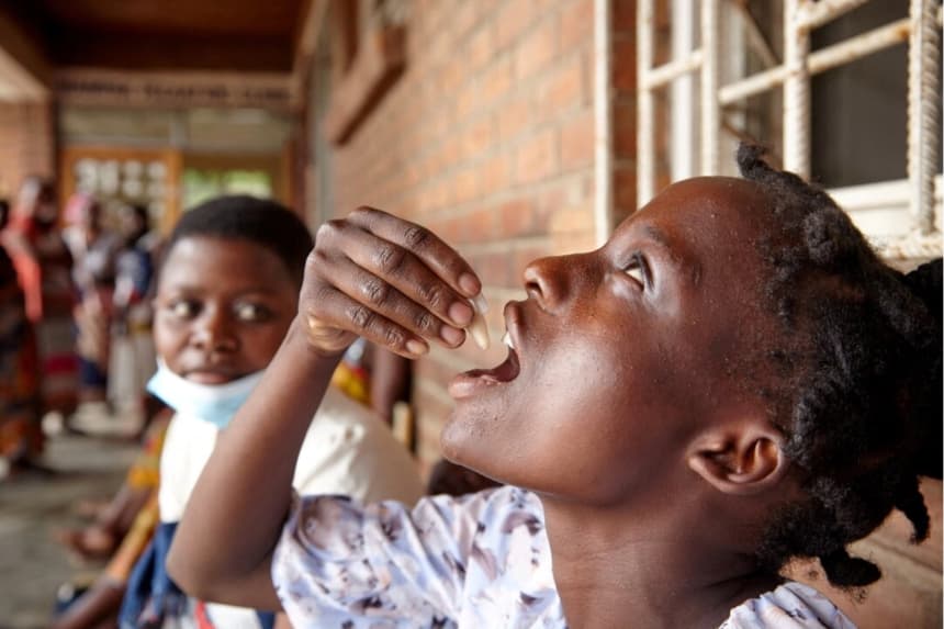 Eliza Tangwe, de 18 años, recibe una dosis de la vacuna oral contra el cólera en un centro de salud en respuesta al último brote de cólera en Blantyre, Malawi, el 16 de noviembre de 2022. Eldson Chagara/Reuters