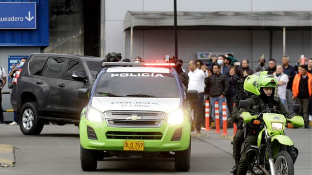 Una caravana policial transporta al joven sicario que disparó al candidato presidencial colombiano Miguel Uribe en Bogotá el 10 de junio de 2025. (ANDREA ARIZA/AFP a través de Getty Images)