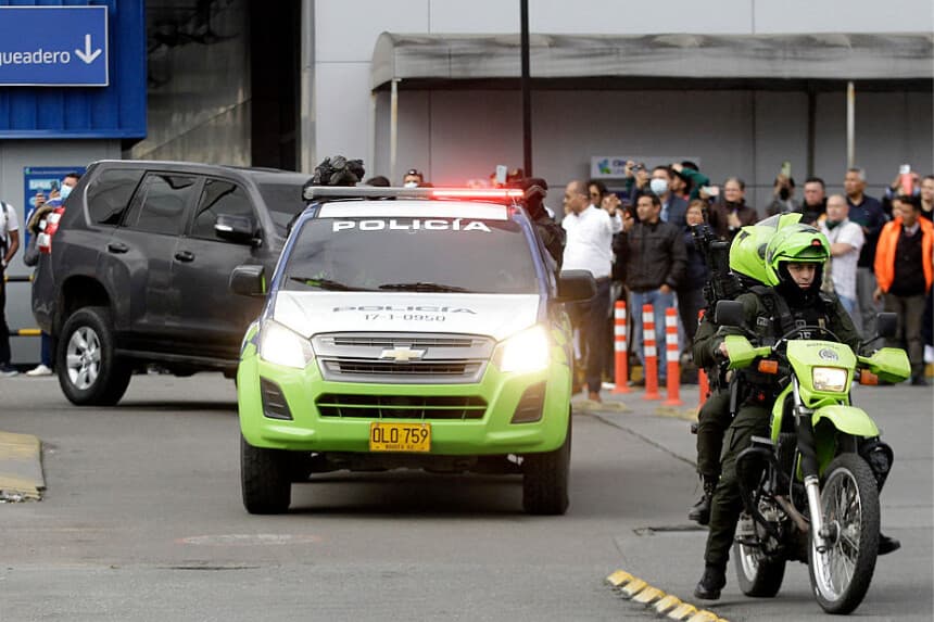 Una caravana policial transporta al joven sicario que disparó al candidato presidencial colombiano Miguel Uribe en Bogotá el 10 de junio de 2025. (ANDREA ARIZA/AFP a través de Getty Images)