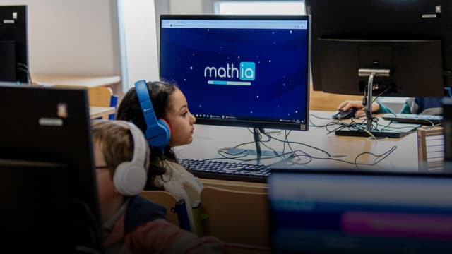 Alumnos de una clase de primaria utilizan IA para clases de matemáticas en Colomiers, Francia, el 14 de marzo de 2025. (Matthieu Rondel/AFP vía Getty Images)