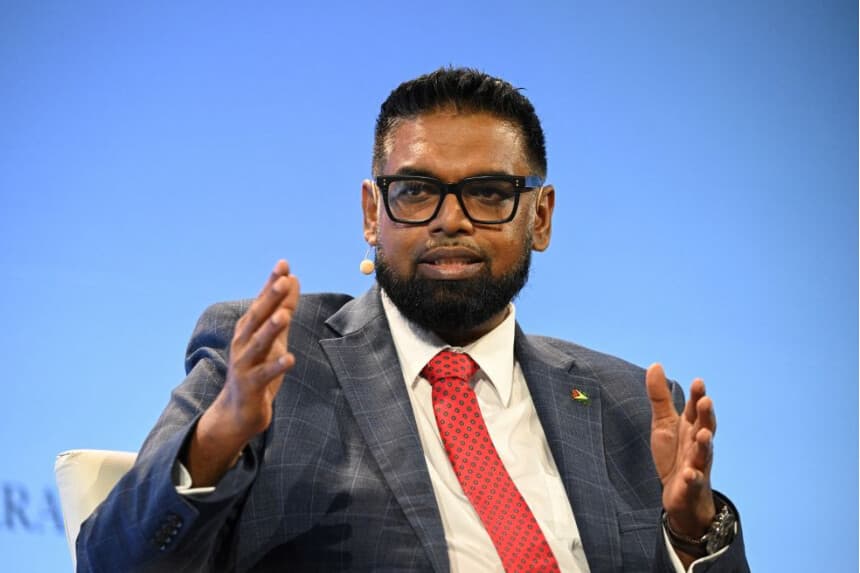 El presidente de Guyana, Irfaan Ali, pronuncia un discurso en el marco de la conferencia energética CERAWeek by S&P Global celebrada en Houston, Texas, el 11 de marzo de 2025. (RONALDO SCHEMIDT/AFP vía Getty Images)