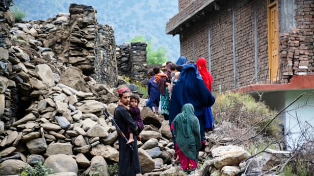 Residentes locales caminan junto a una casa destruida por un terremoto que mató a muchas personas y destruyó aldeas en el este de Afganistán, en Mazar Dara, provincia de Kunar, Afganistán, el 1 de septiembre de 2025. (Wahidullah Kakar/Foto de AP)
