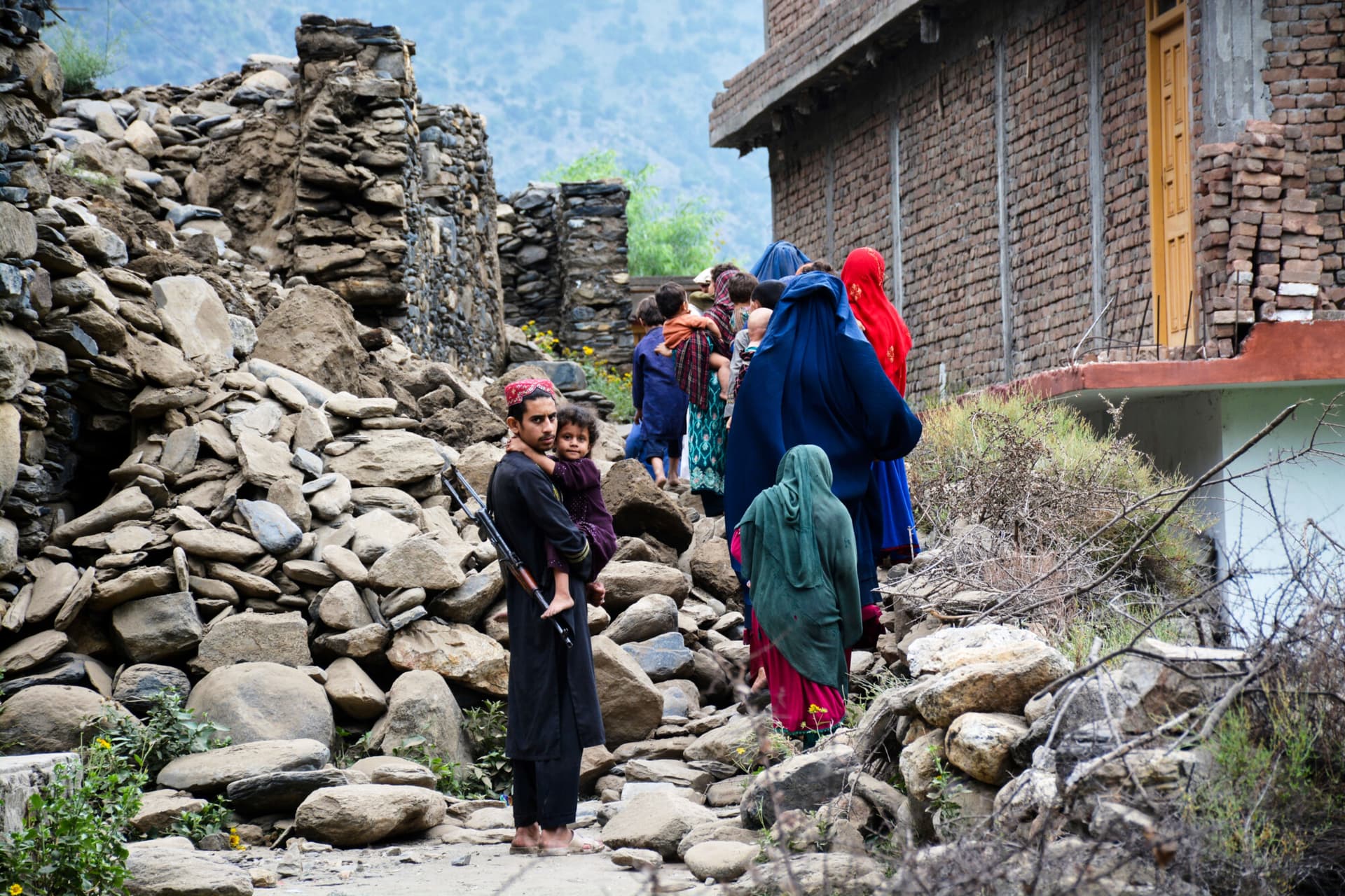 Residentes locales caminan junto a una casa destruida por un terremoto que mató a muchas personas y destruyó aldeas en el este de Afganistán, en Mazar Dara, provincia de Kunar, Afganistán, el 1 de septiembre de 2025. (Wahidullah Kakar/Foto de AP)
