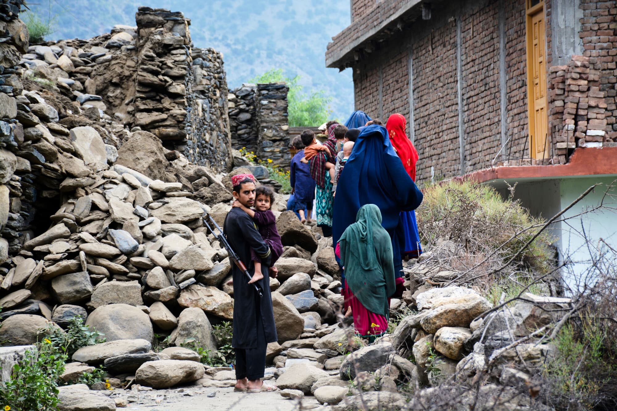 Residentes locales caminan junto a una casa destruida por un terremoto que mató a muchas personas y destruyó aldeas en el este de Afganistán, en Mazar Dara, provincia de Kunar, Afganistán, el 1 de septiembre de 2025. (Wahidullah Kakar/Foto de AP)
