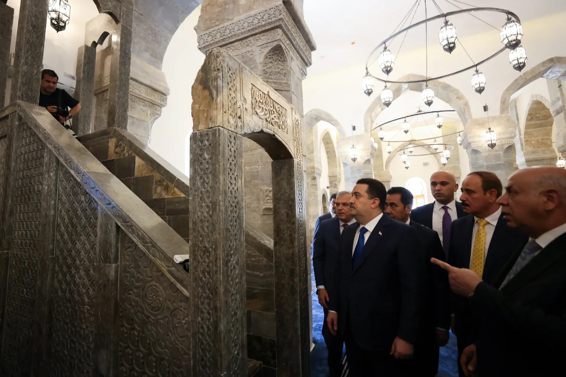 El primer ministro iraquí, Mohammed Shia al-Sudani (centro), visita la histórica Gran Mezquita de al-Nuri, con su minarete inclinado "Al-Hadba" del siglo XII, en el casco antiguo de Mosul, el 1 de septiembre de 2025, durante su reapertura oficial tras años de reconstrucción. (Ahmad Al-Rubaye/AFP vía Getty Images)