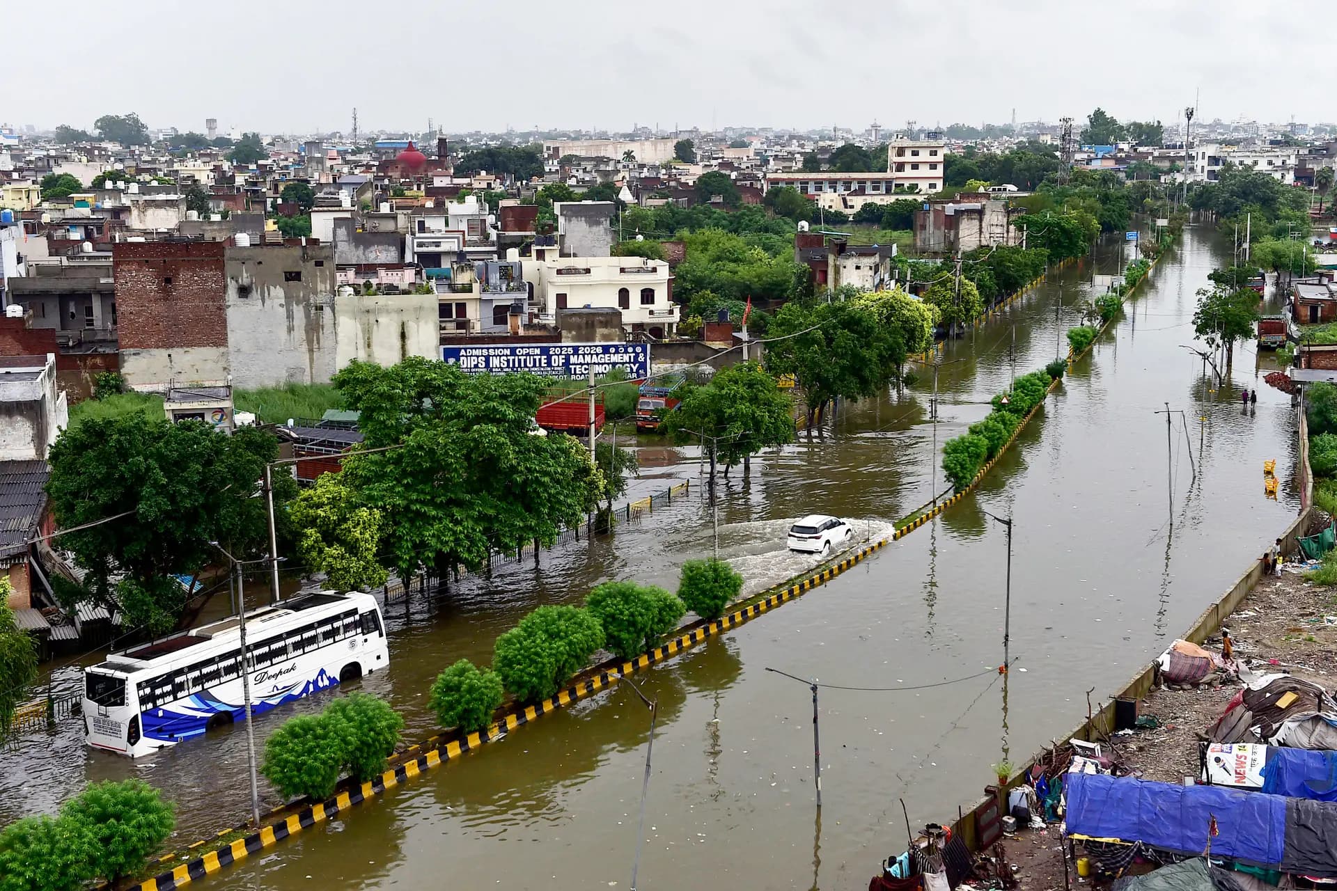 Un autobús avanza por una calle inundada tras fuertes lluvias en Jalandhar, India, el 1 de septiembre de 2025. (Shammi Mehra/AFP vía Getty Images)
