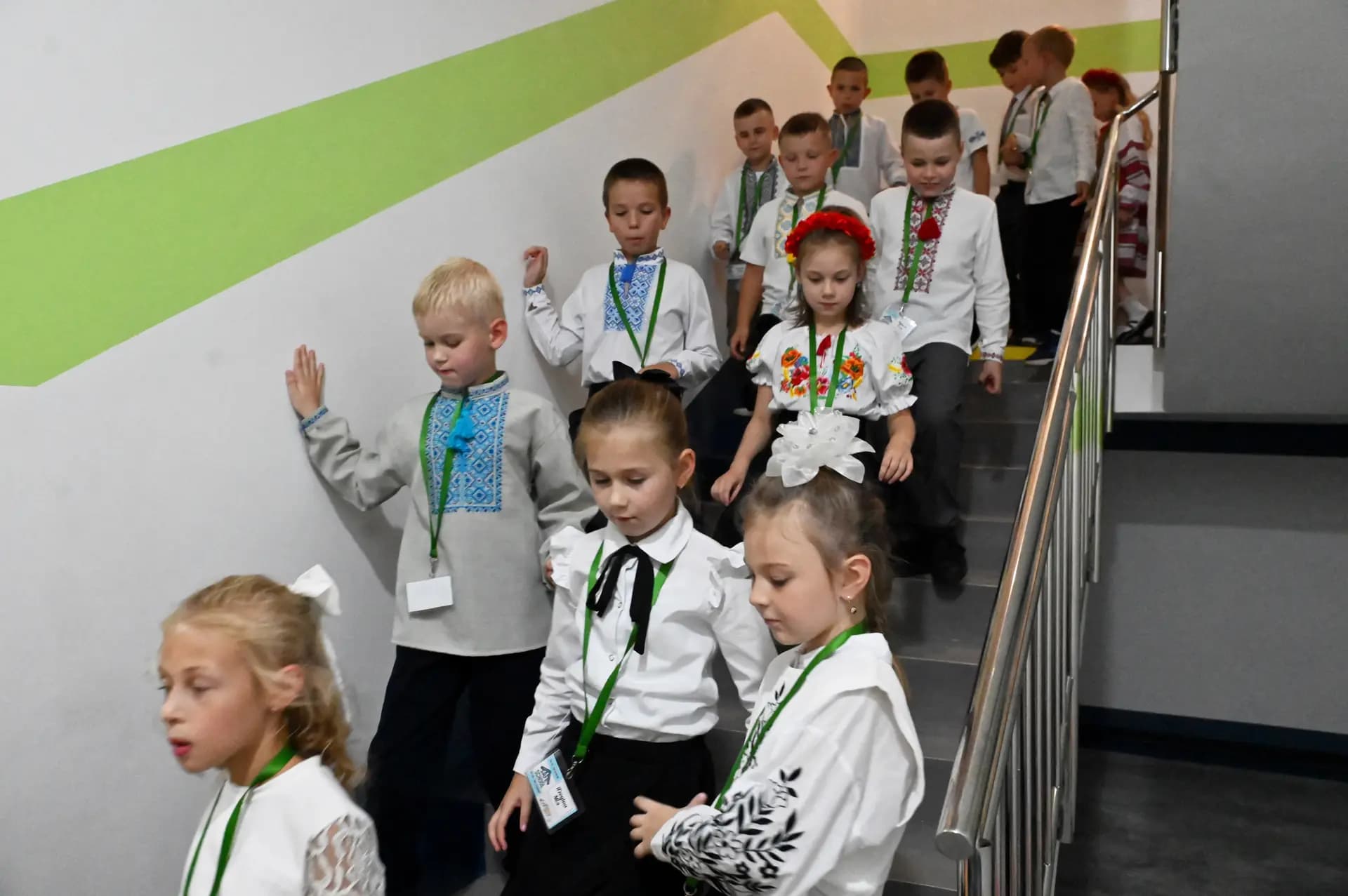 Estudiantes bajan por una escalera el primer día del nuevo curso escolar en una escuela subterránea, construida para proteger a los niños de los ataques con misiles rusos, en Járkov, el 1 de septiembre de 2025, durante la invasión rusa de Ucrania. (Sergey Bobok/AFP vía Getty Images)